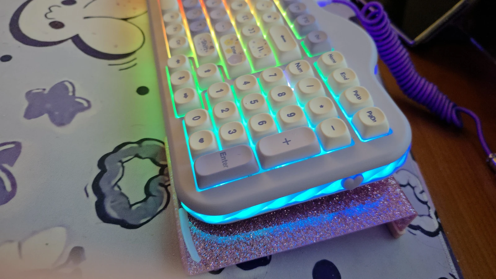 Close view of the purple YUNZII C98 Meow Cake number pad and illuminated case edge